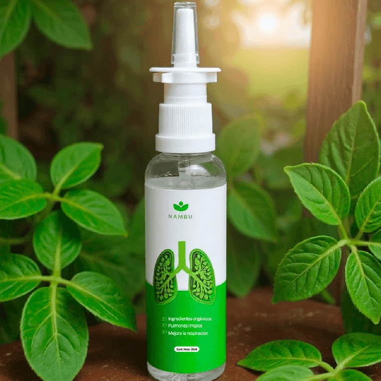 Frasco de Spray Nasal de Nambu entre hojas verdes