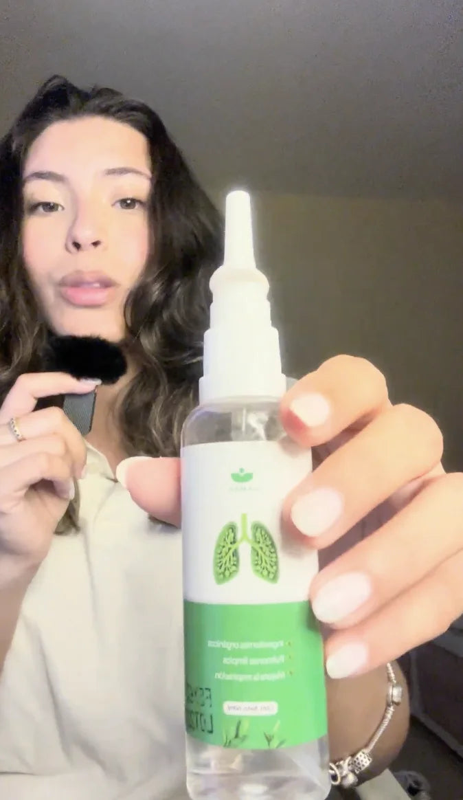 Andrea sostiene el frasco de Spray Nasal de Nambu