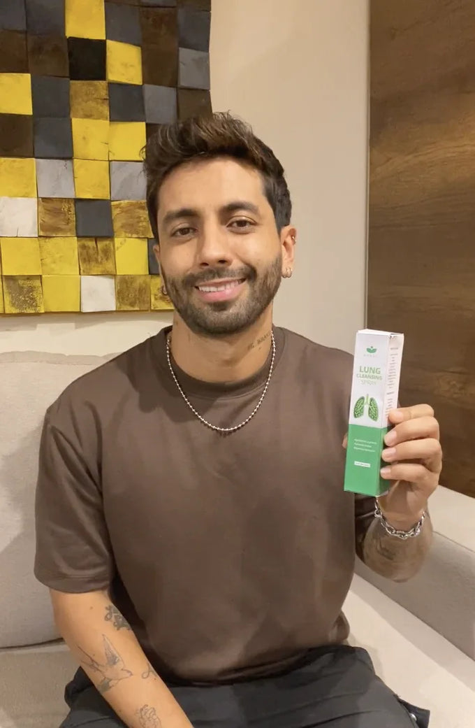 Andrés sostiene el Spray Nasal de Nambu