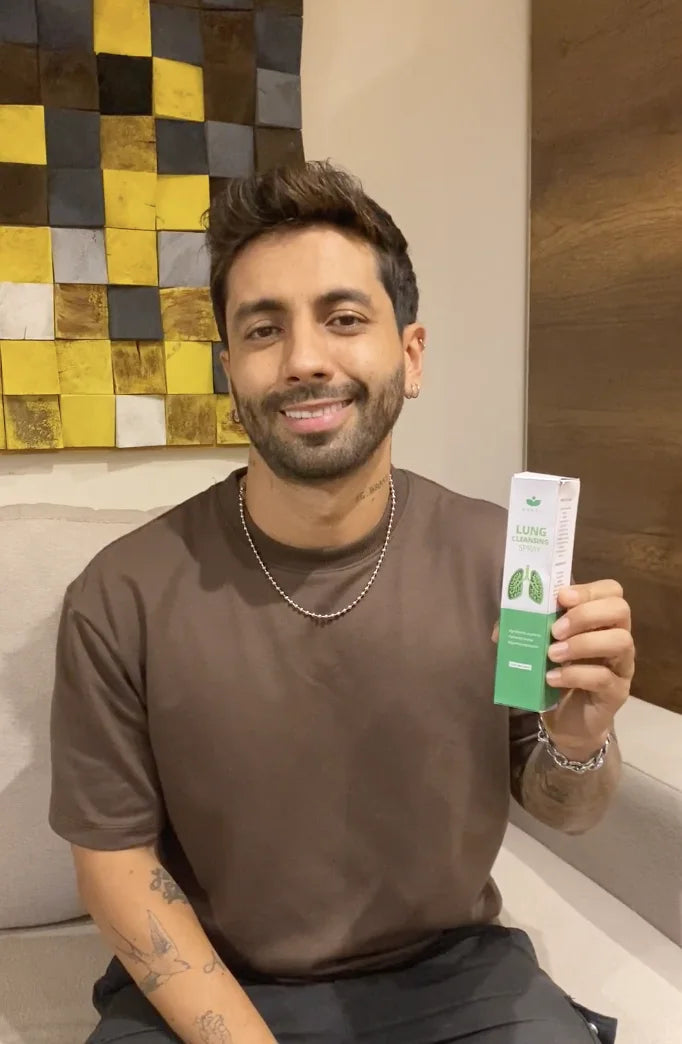 Andrés sostiene el Spray Nasal de Nambu