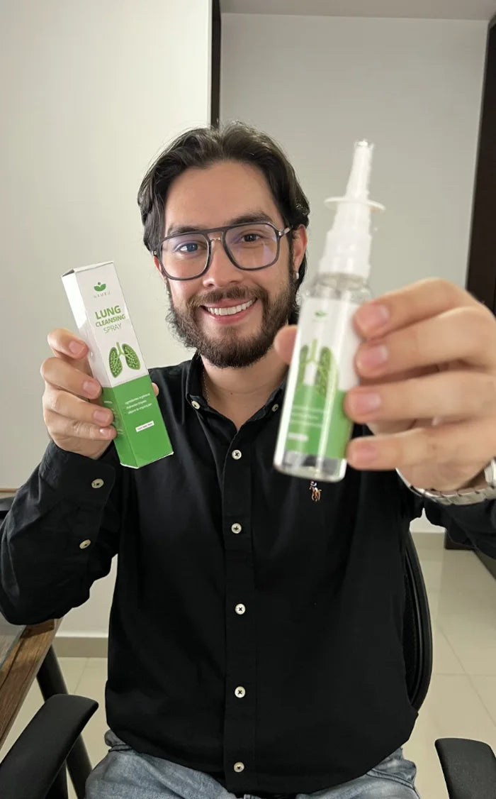 Camilo sostiene el frasco de Spray Nasal de Nambu