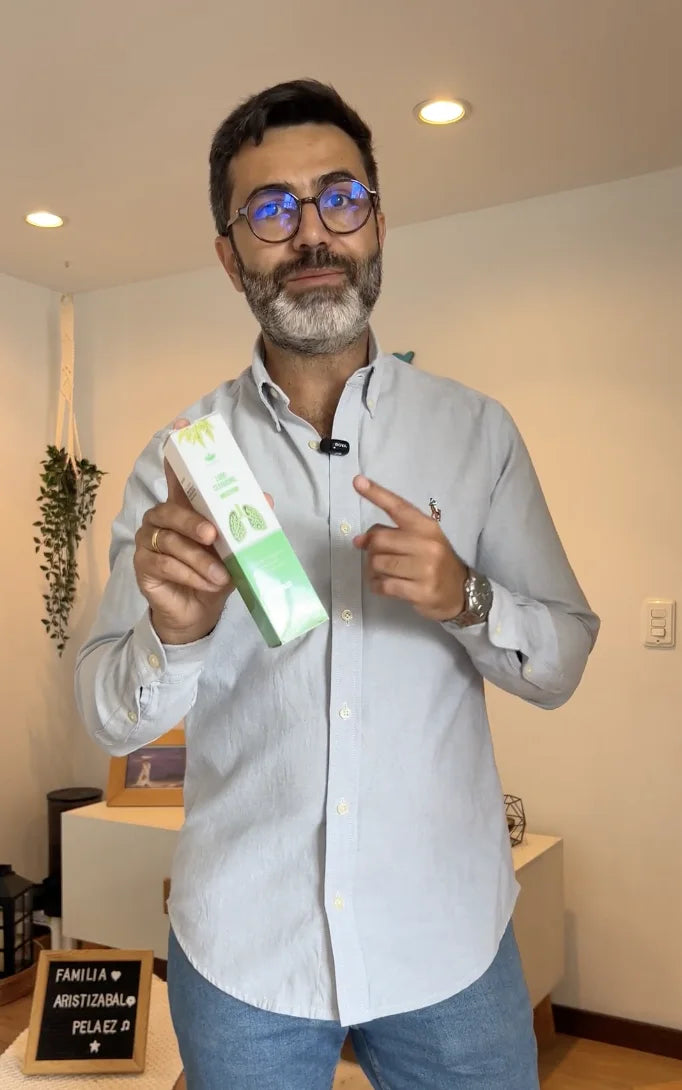 Carlos Aristizábal con la caja del Spray Nasal de Nambu