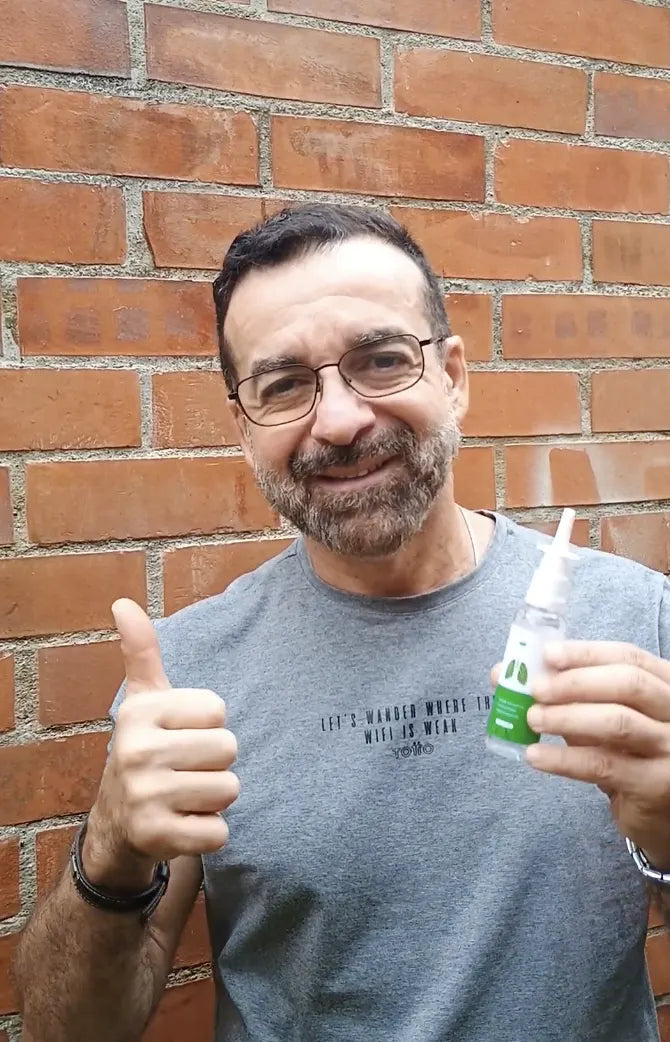 Carlos Mauricio con su Spray Nasal de Nambu