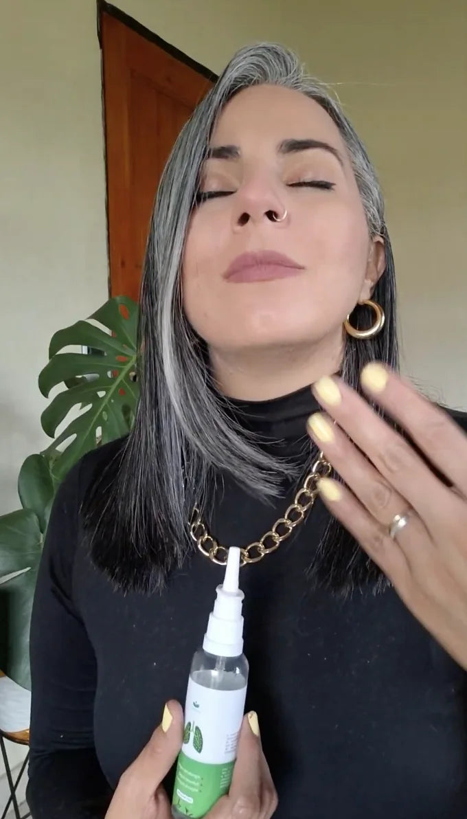 Catalina sostiene el Spray Nasal de Nambu