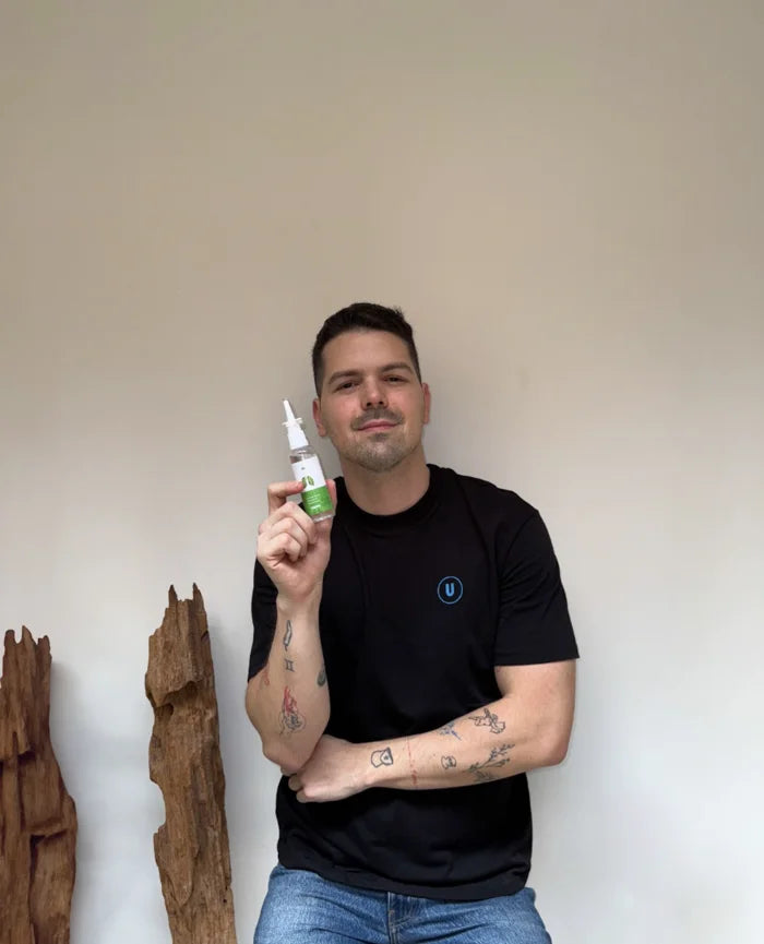 Daniel muestra su Spray Nasal de Nambu