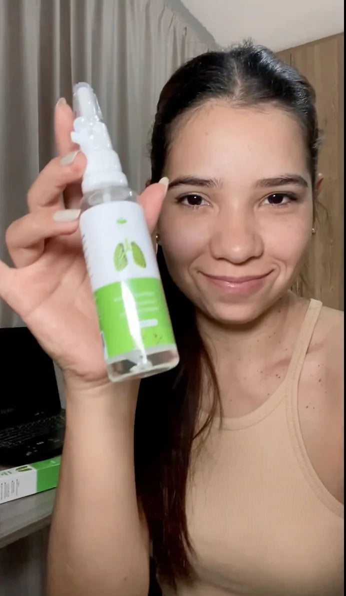 Genésis sostiene el Spray Nasal de Nambu