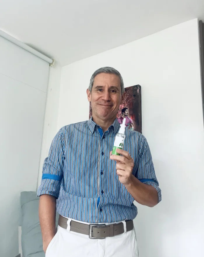 José Fernando muestra el Spray Nasal de Nambu