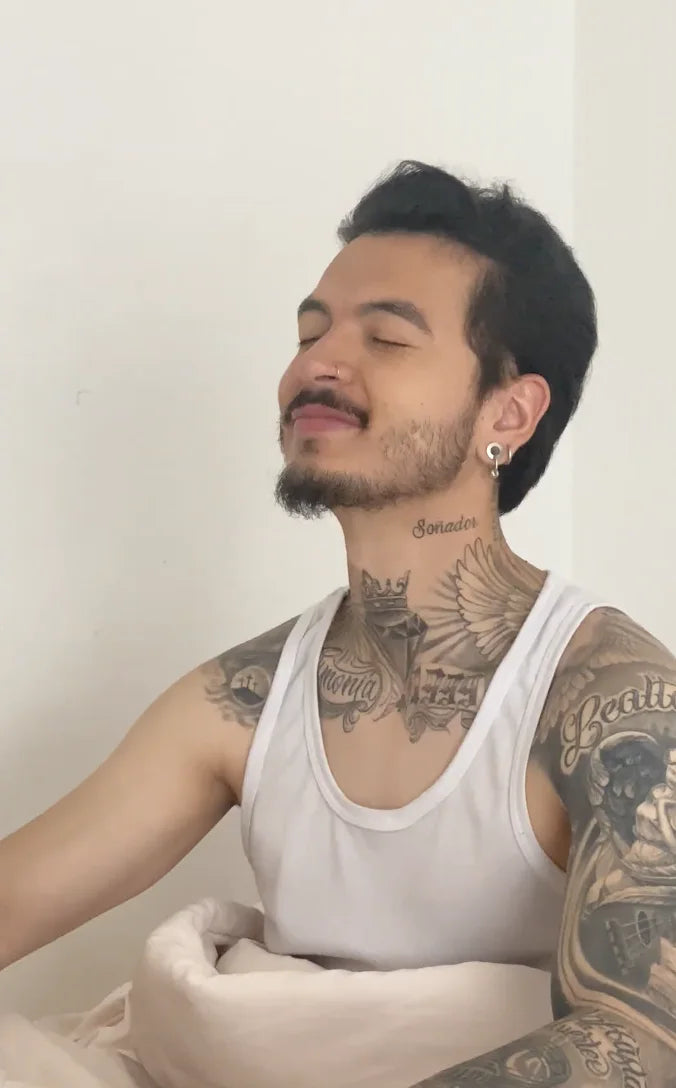 Marcos respira después de aplicarse el Spray Nasal de Nambu