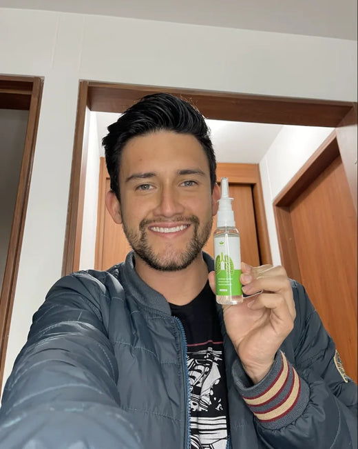 Wilson sostiene su Spray Nasal de Nambu